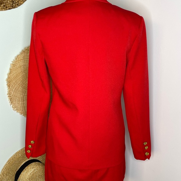 Red suit - Picture 3 of 6